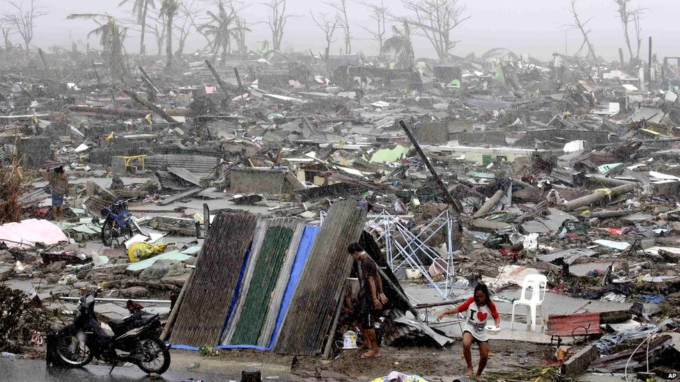 1. Là một trong những khu vực bị ảnh hưởng nặng nề nhất bởi siêu bão Haiyan (đổ bộ vào Philippines ngày 8/10), thành phố Tacloban gần như bị hủy diệt. Từ một thành phố sầm uất, Tacloban gần như biến thành thành phố chết, một nghĩa trang khổng lồ với hàng nghìn xác người chết bởi siêu bão nằm la liệt trên mặt đất.